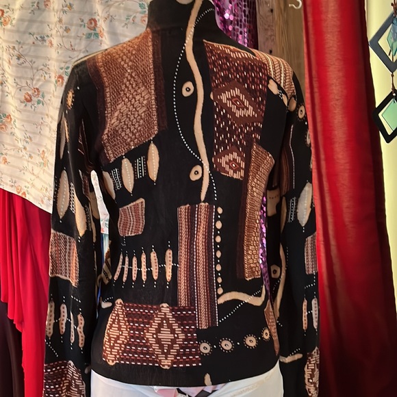 Highly decorated sweater - Picture 2 of 6